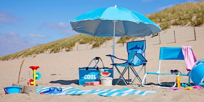 ...naar het strand.
Op naar de kust of het IJsselmeer. Zwemmen, kuilen graven, een spelletje spelen en tussendoor ook gewoon lekker luieren. Dus zeker meenemen: een zwembril, parasol, schepje, beachball set en strandlaken. Of ook nog iets anders?