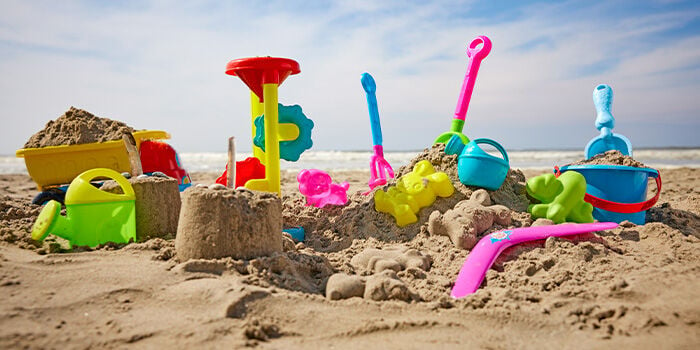 Zon-, zee en zandspeelgoed
Meenemen en je hebt de hele dag geen kind aan ze: strandspeelgoed! Zijn ze niet in het water, dan spelen ze wel met hun schepjes en emmertjes, ballen en waterpistolen. En kun jij lekker op je handdoek of in je stoel blijven liggen!